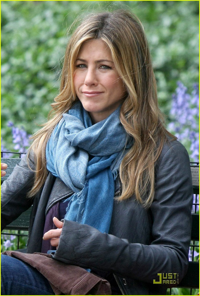 jennifer aniston plays in central park 081921391