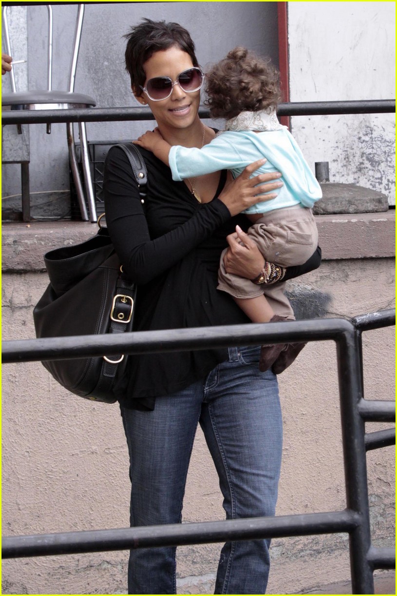 halle berry family feast011956221