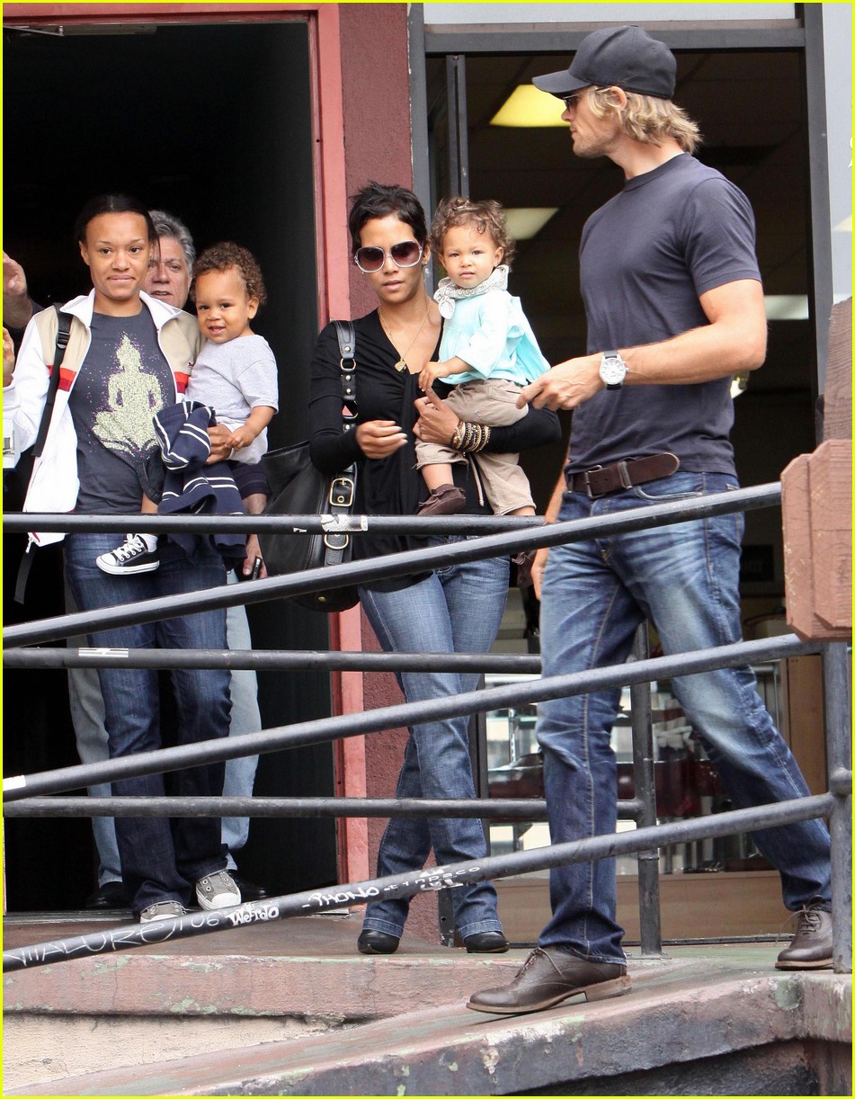halle berry family feast091956301