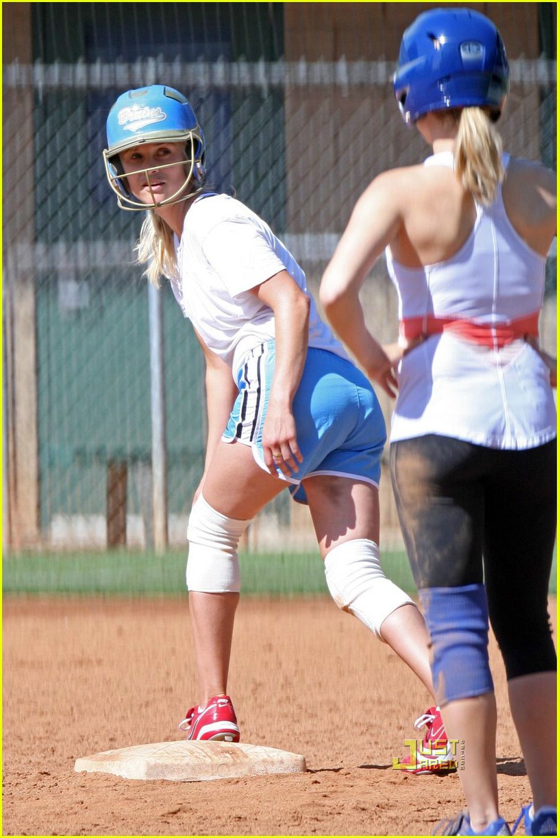 reese witherspoon softball 111907631
