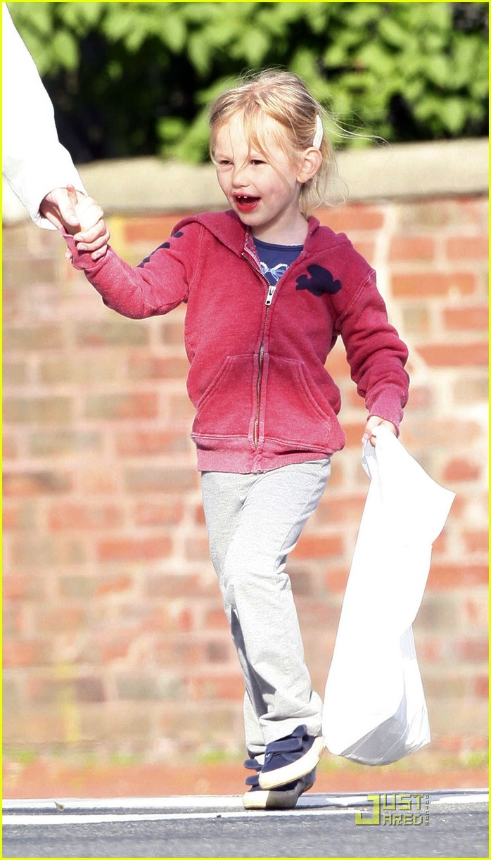 Violet Affleck is a Glitter Flower Girl: Photo 1916161 | Ben Affleck