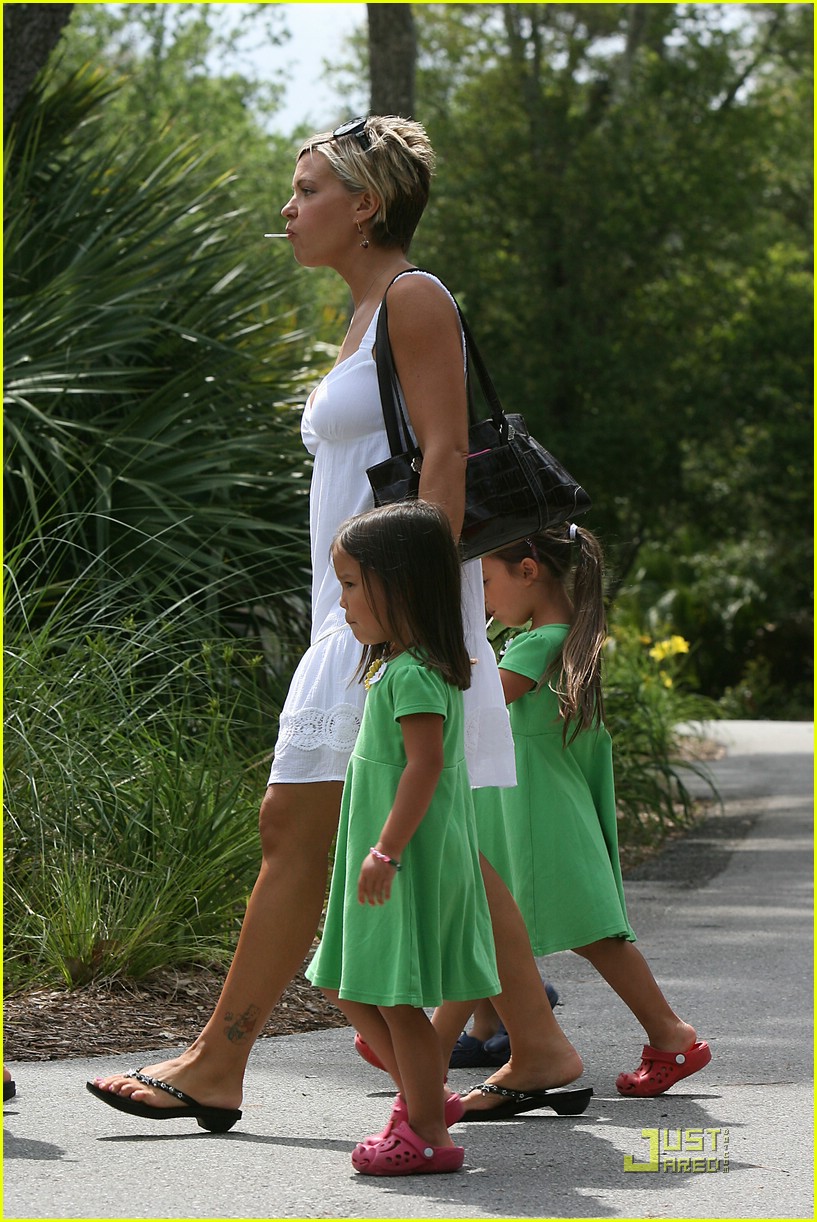 Kate Gosselin Life's A Beach With Sextuplets! Photo 1970981(02)