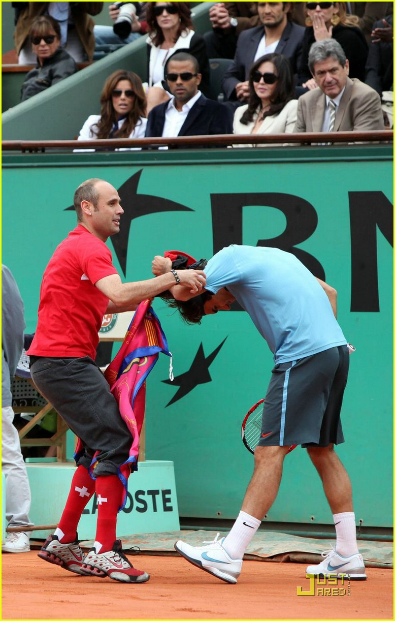 roger federer attacked at french open 021975051