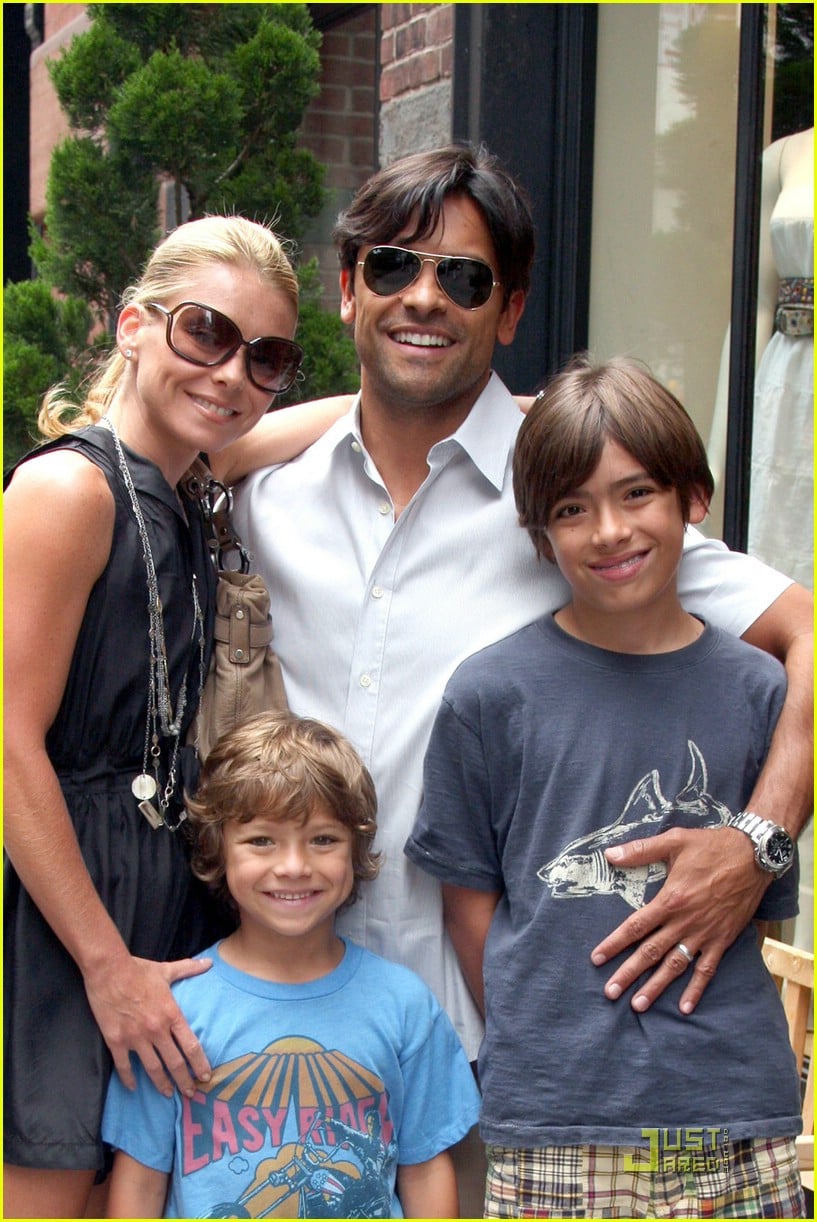 Kelly Ripa & Mark Consuelos SoHo Sweethearts Photo 2015841
