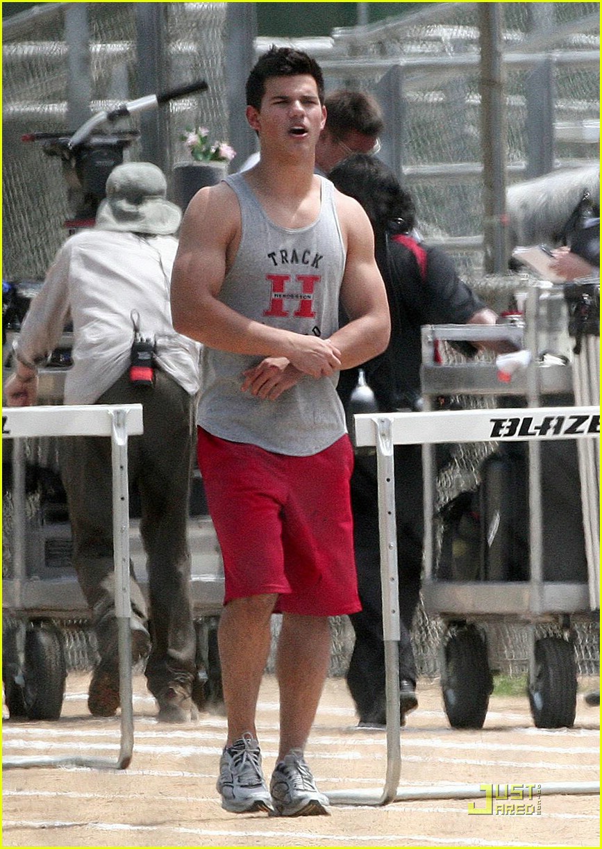 taylor lautner taylor swift valentines day 102089902