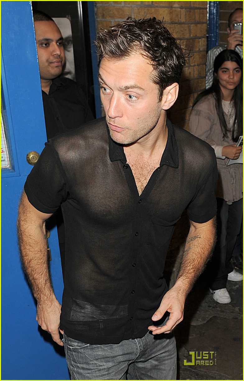 Jude Law Has More Than Two Tattoos: Photo 2041811 | Jude Law Photos | Just  Jared: Entertainment News, image size:784x1222