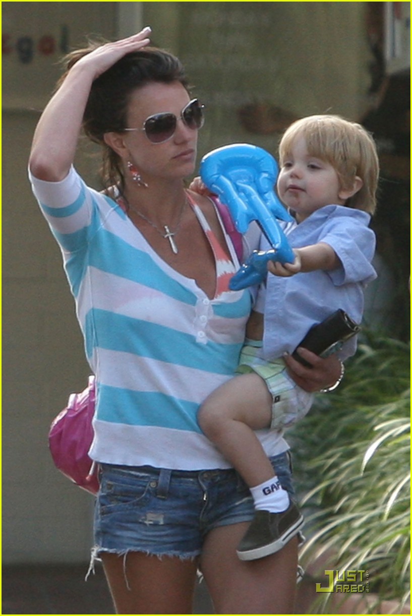 Britney Spears Her Boys and Her Boats Photo 2027661 Britney Spears