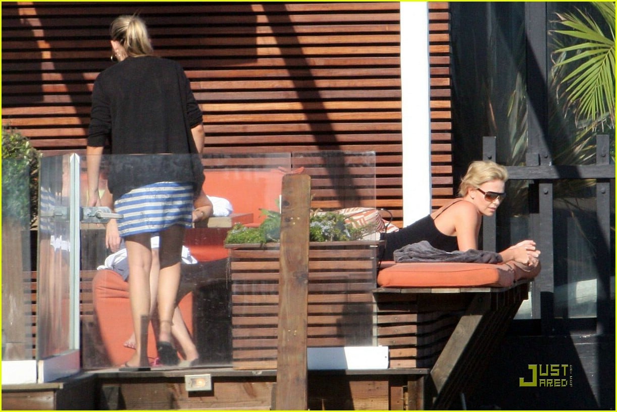 Charlize Theron is a Malibu Beach Babe: Photo 2033801 | Charlize Theron