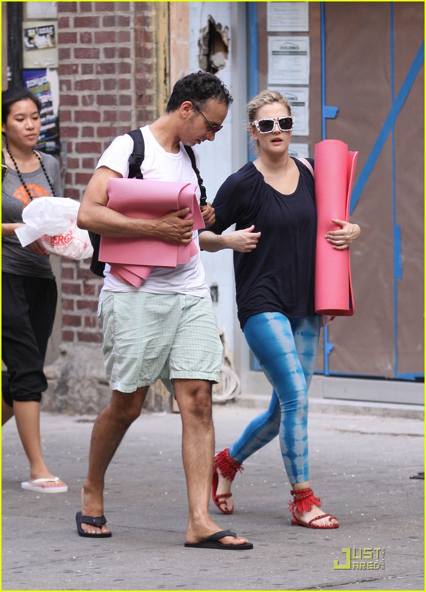 Drew Barrymore is Yoga Yummy Photo 2142241 Drew Barrymore Photos(01)