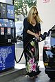 sarah michelle gellar pregnant gas station pump 02