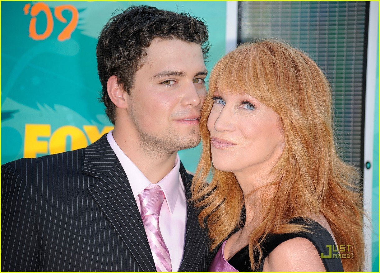 kathy griffin levi johnston hold hands tcas 02