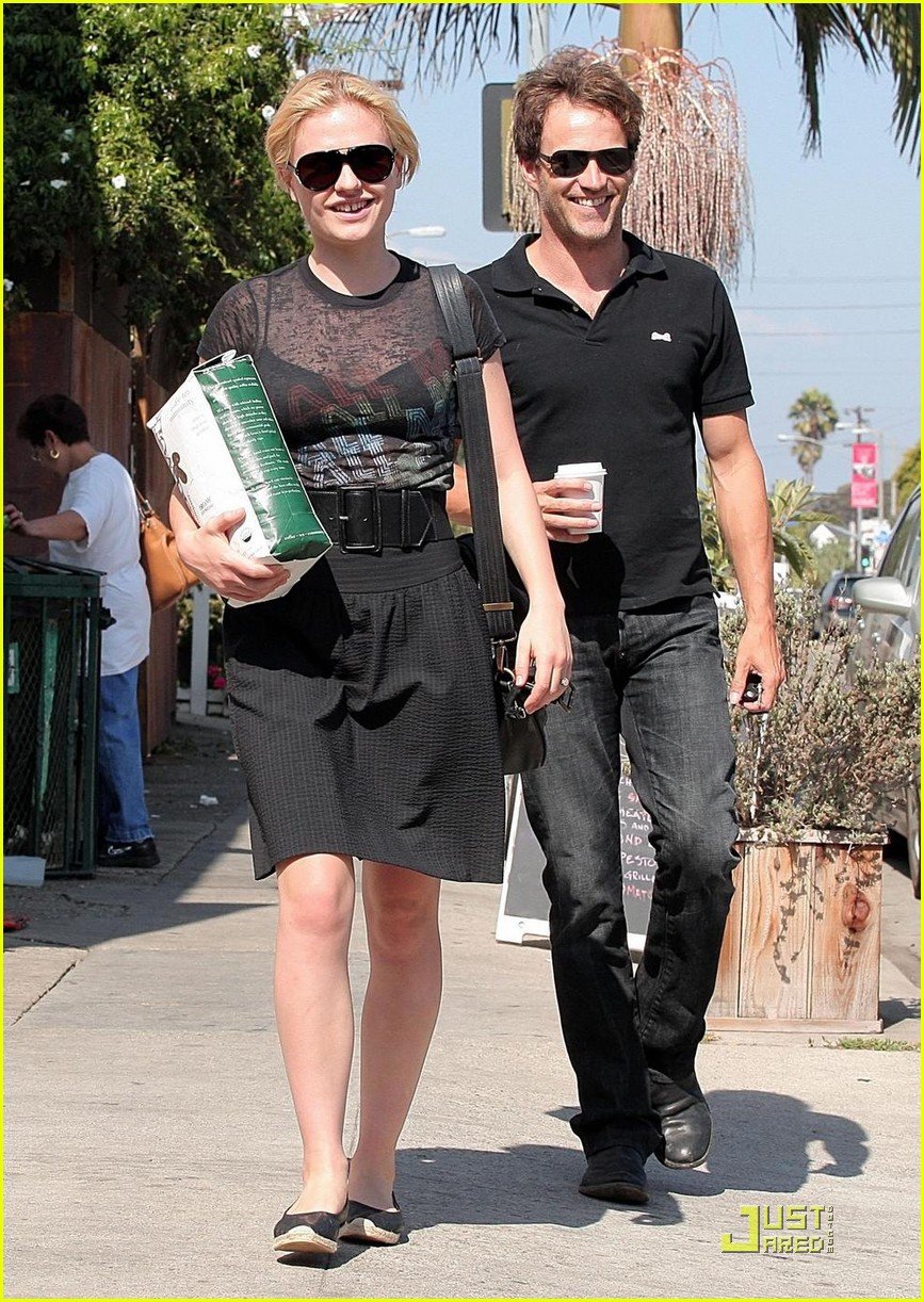 stephen moyer anna paquin carry coffee beans 03