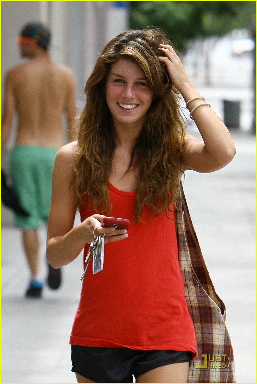 shenae grimes chip and pepper 042100432