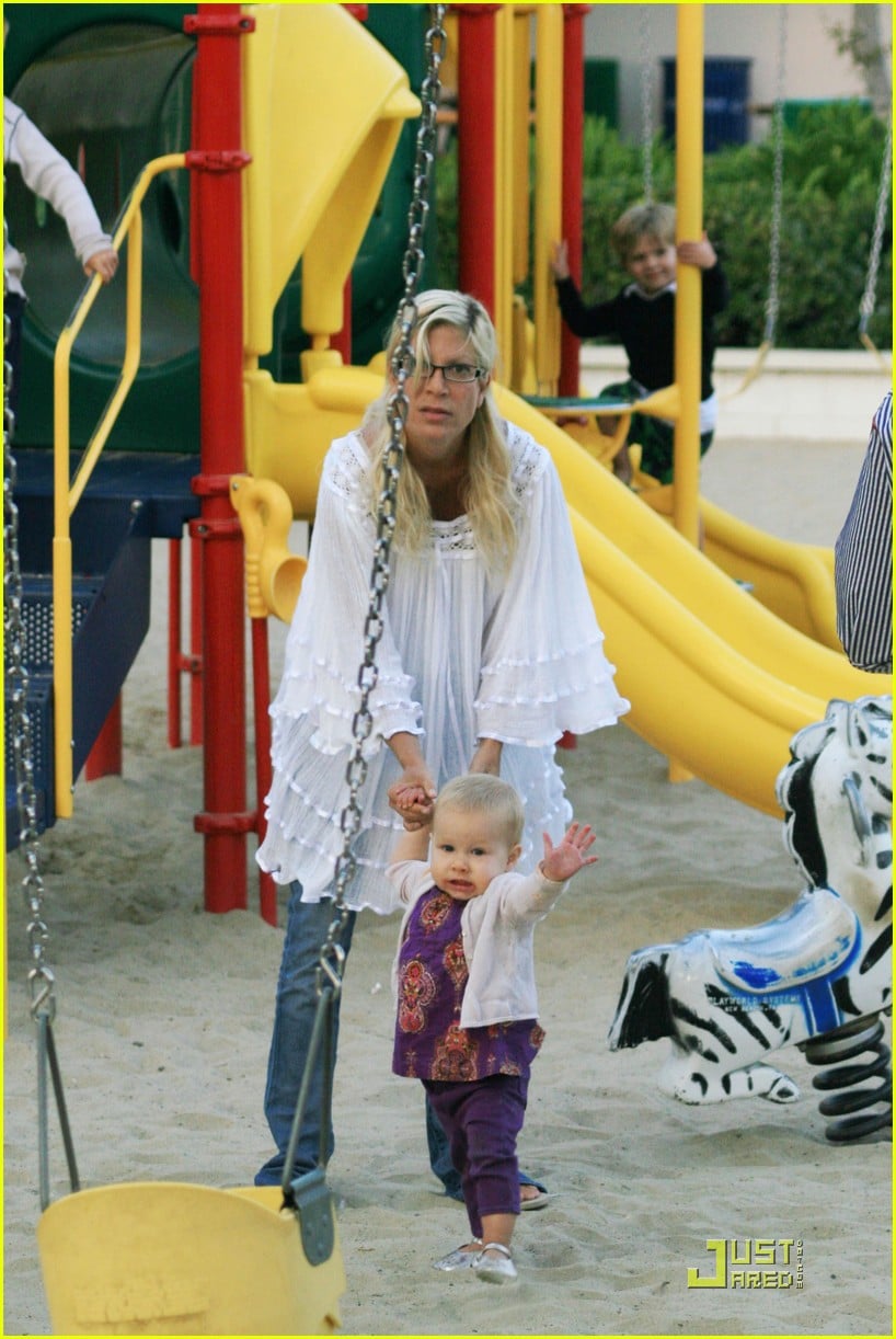 tori spelling kids play at the park 03