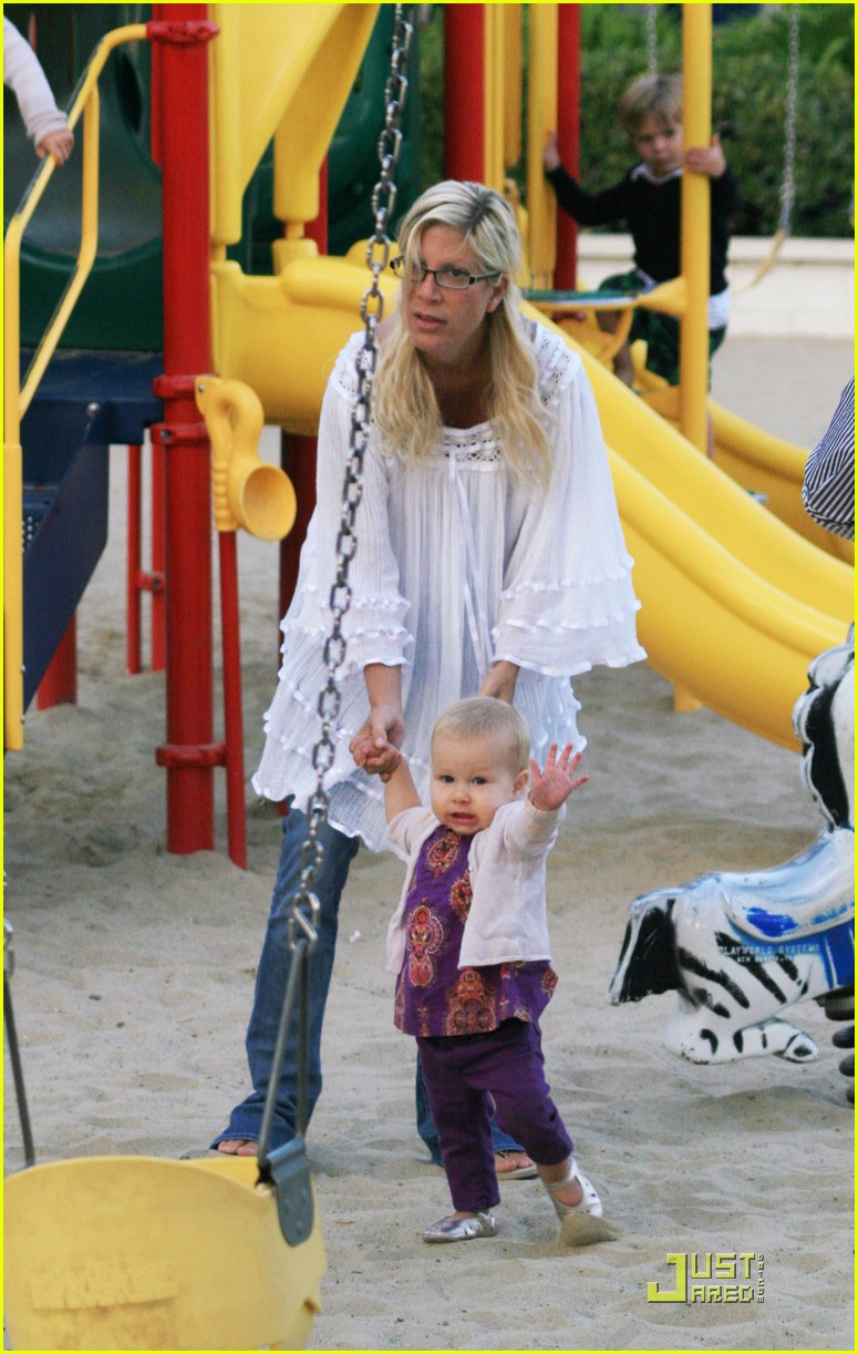 tori spelling kids play at the park 072144272