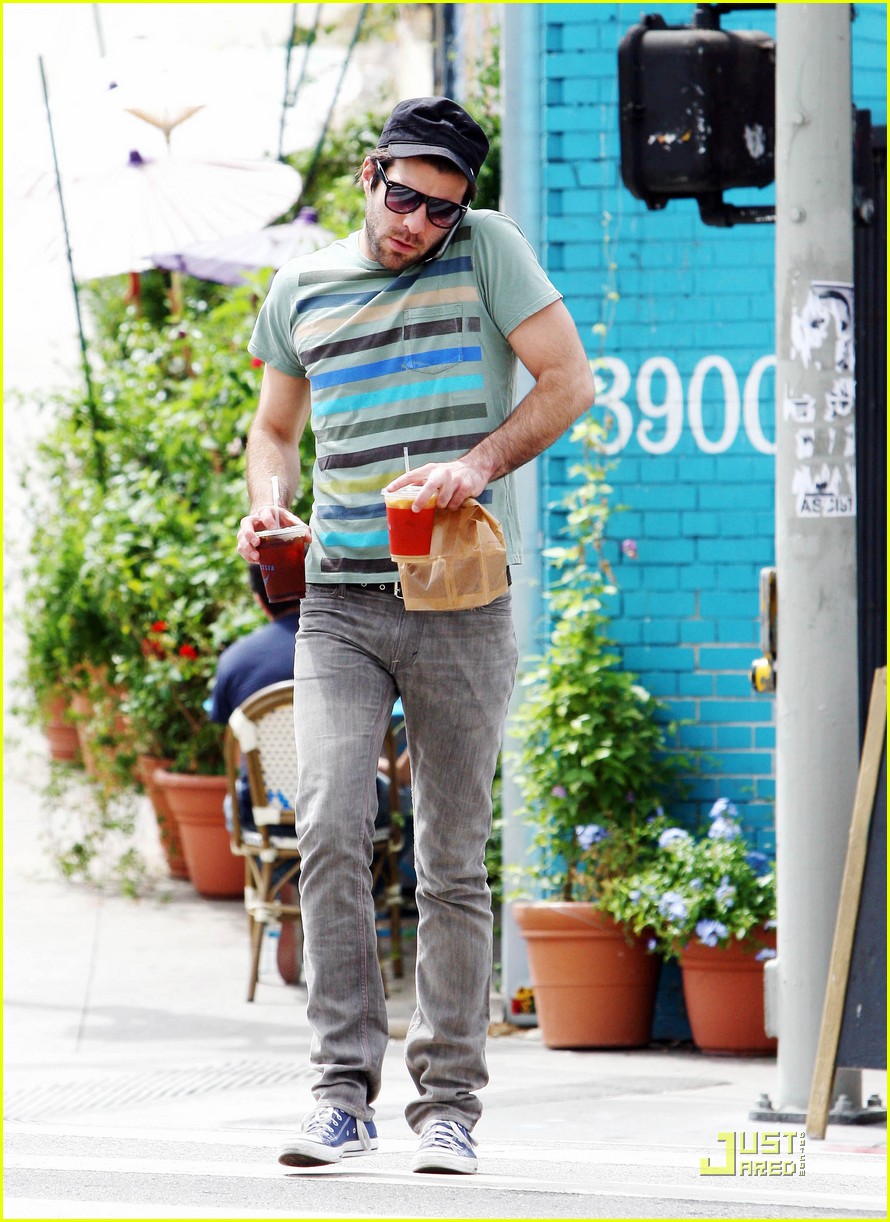 zachary quinto cheerful chatter 04