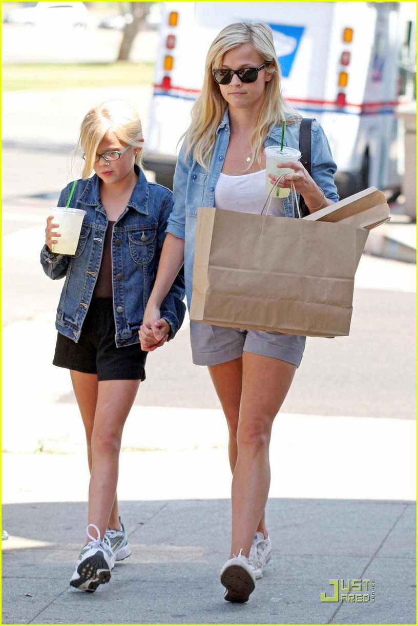reese witherspoon ava phillippe lemonade 112228551