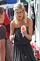 tori spelling frequents the flea market 05