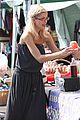 tori spelling frequents the flea market 17