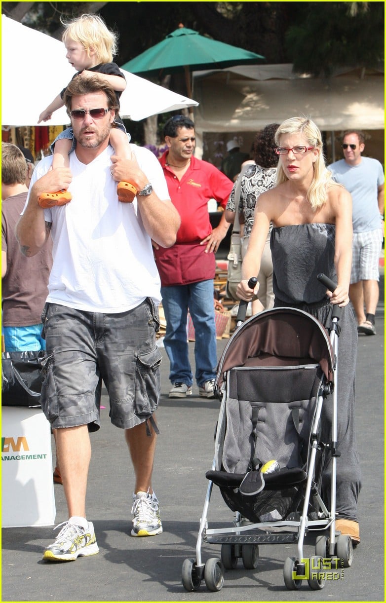 tori spelling frequents the flea market 02