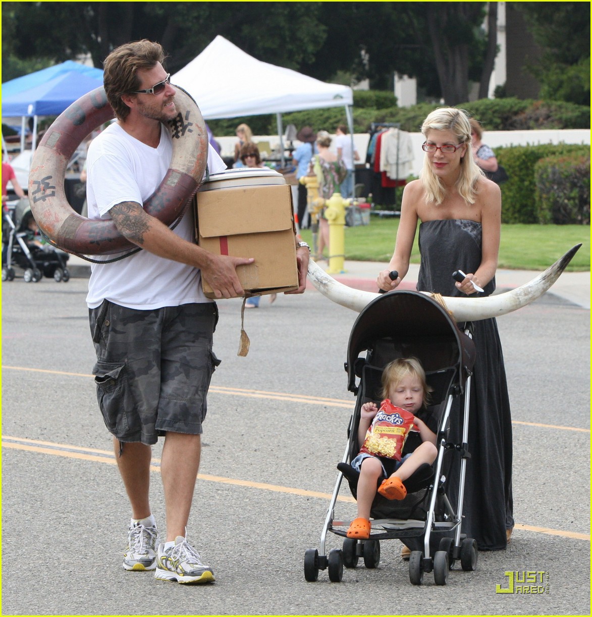 tori spelling frequents the flea market 08