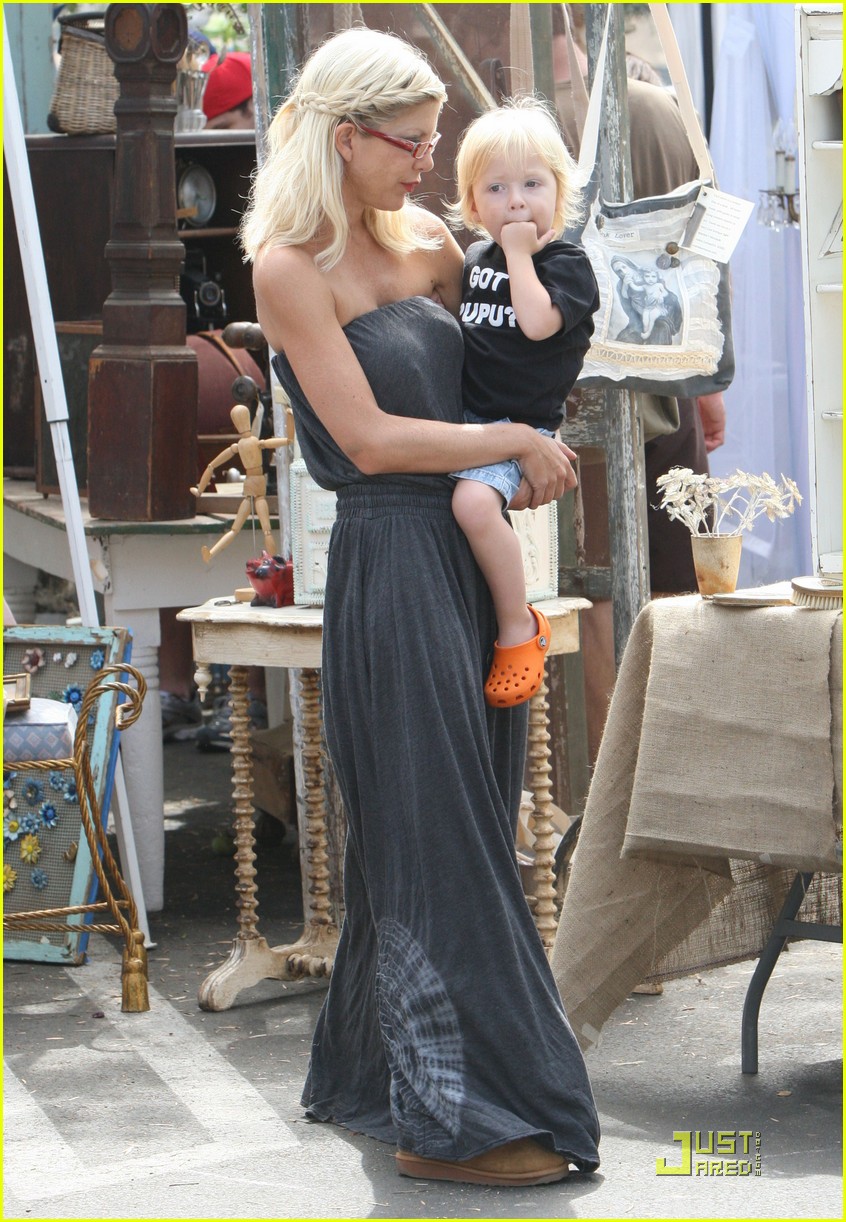 tori spelling frequents the flea market 11