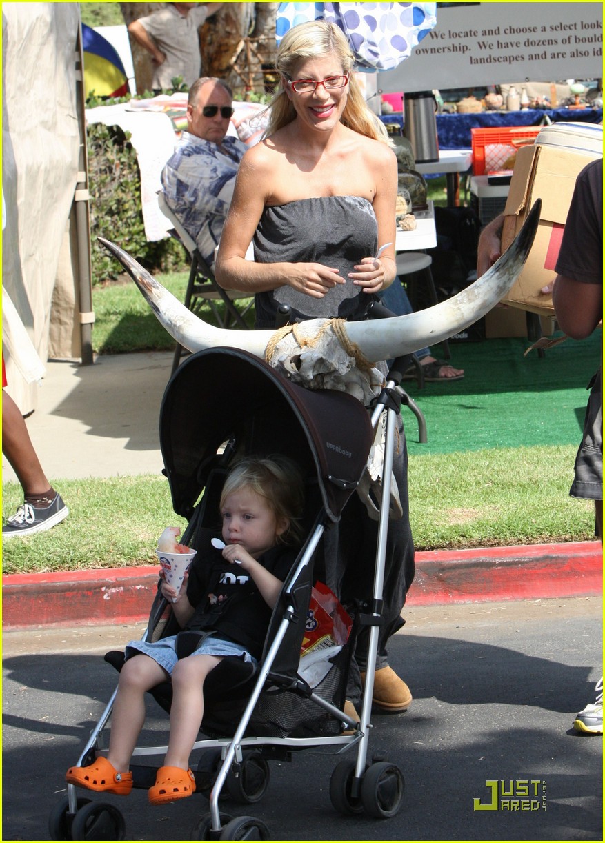 tori spelling frequents the flea market 222248702