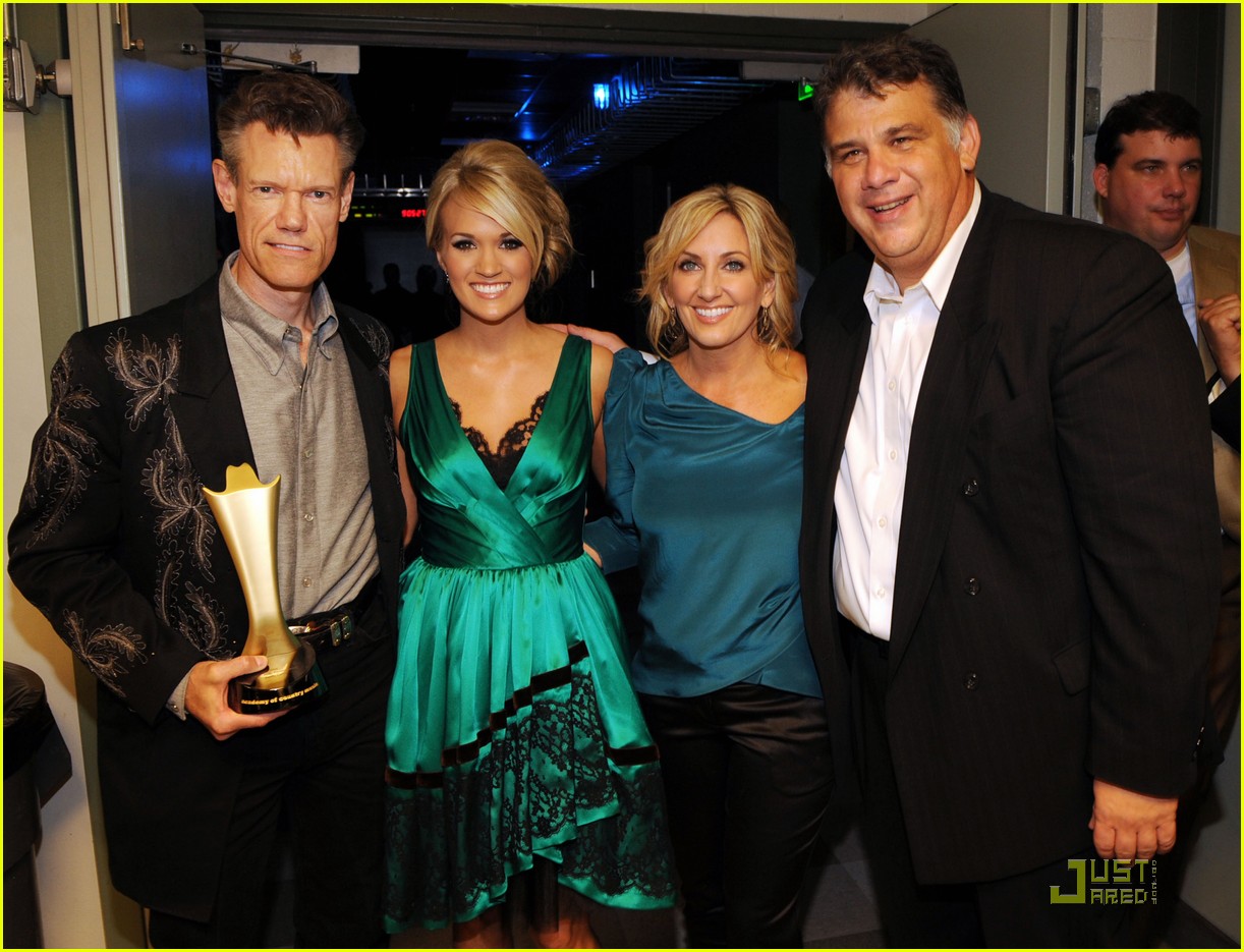 Carrie Underwood Gives ACM Honors To Randy Travis Photo 2238822