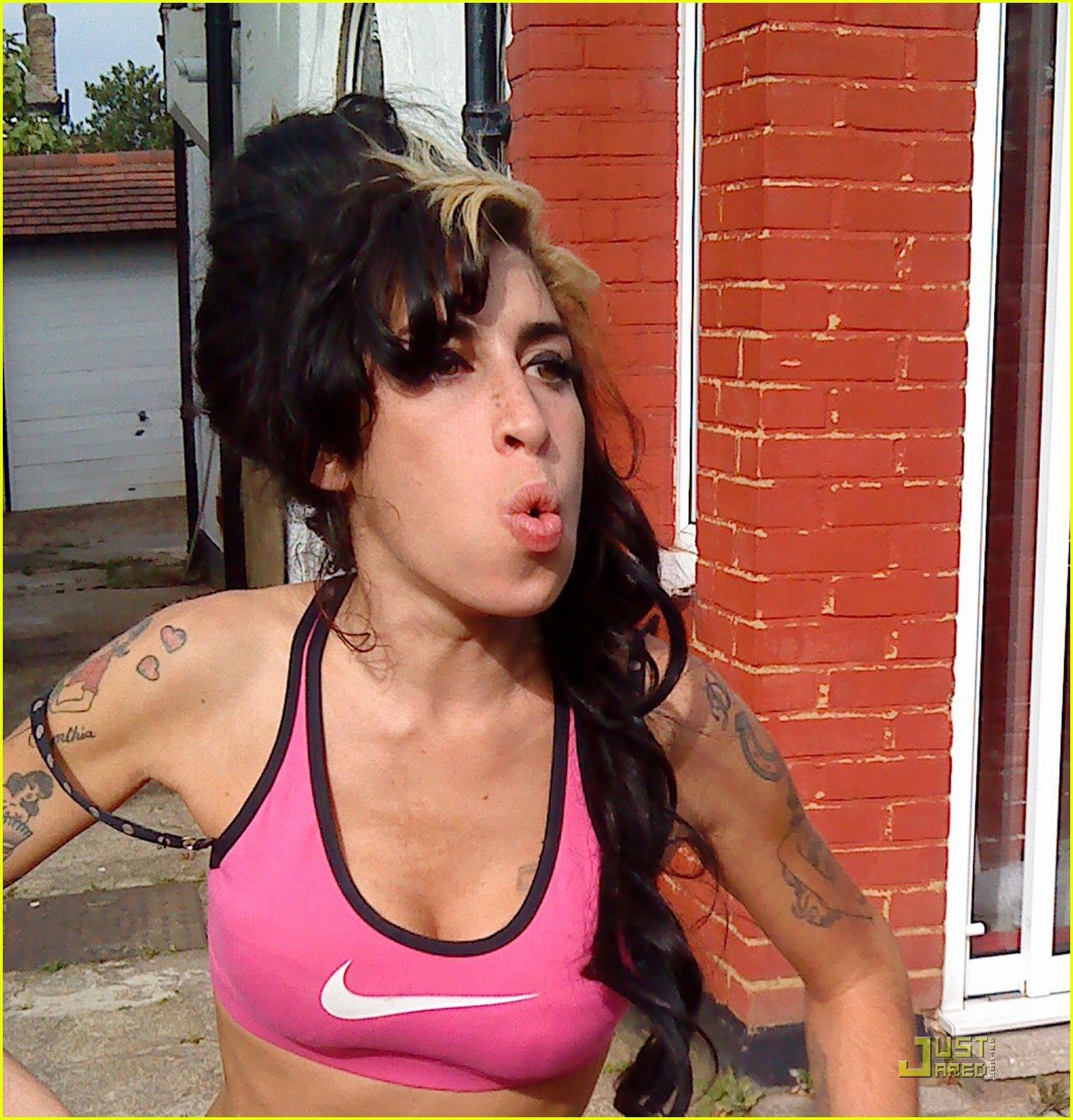 amy winehouse whines bully 012238221