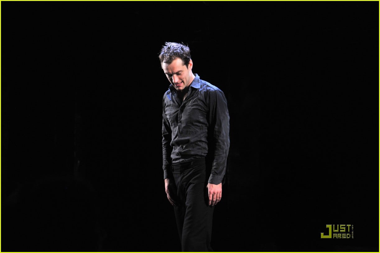 jude law opening night curtain call 03