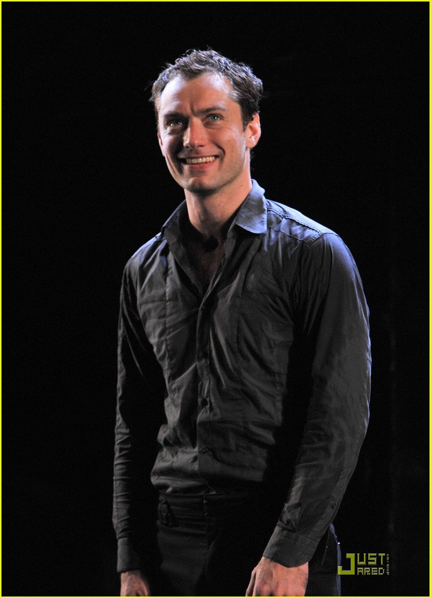 jude law opening night curtain call 05