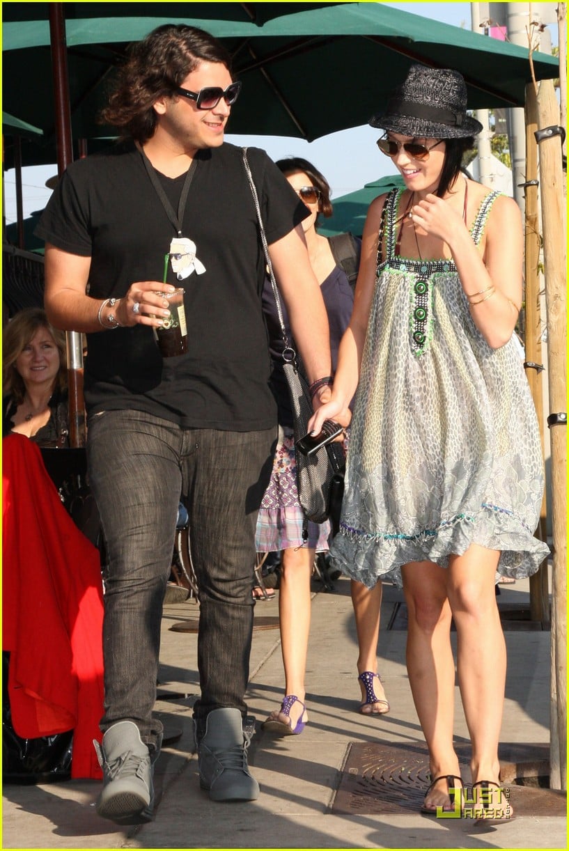 katy perry hangs with russell brands brother 112296171