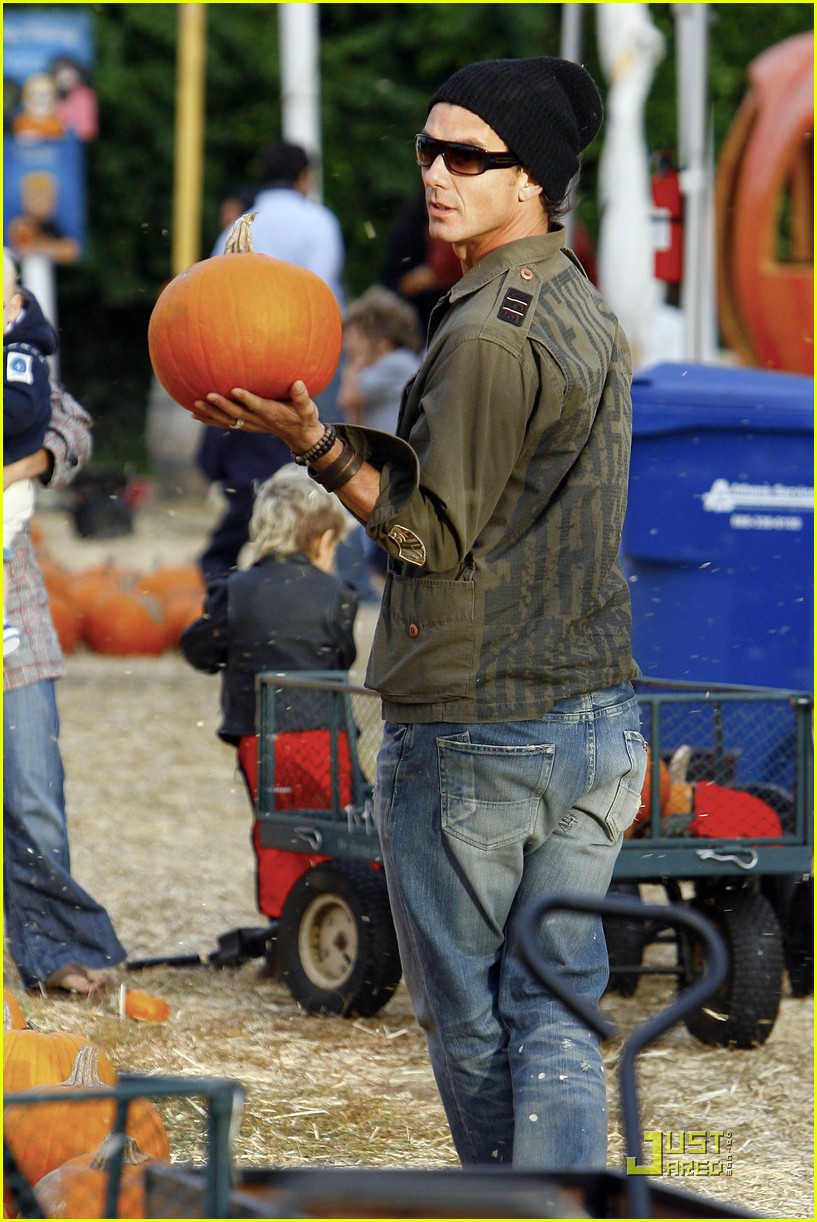 Kingston & Zuma Rossdale Pumpkin Picking Kids Photo 2319431