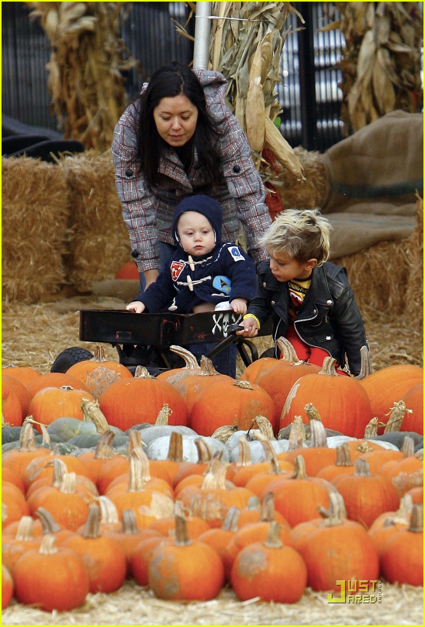 Kingston & Zuma Rossdale Pumpkin Picking Kids Photo 2319441