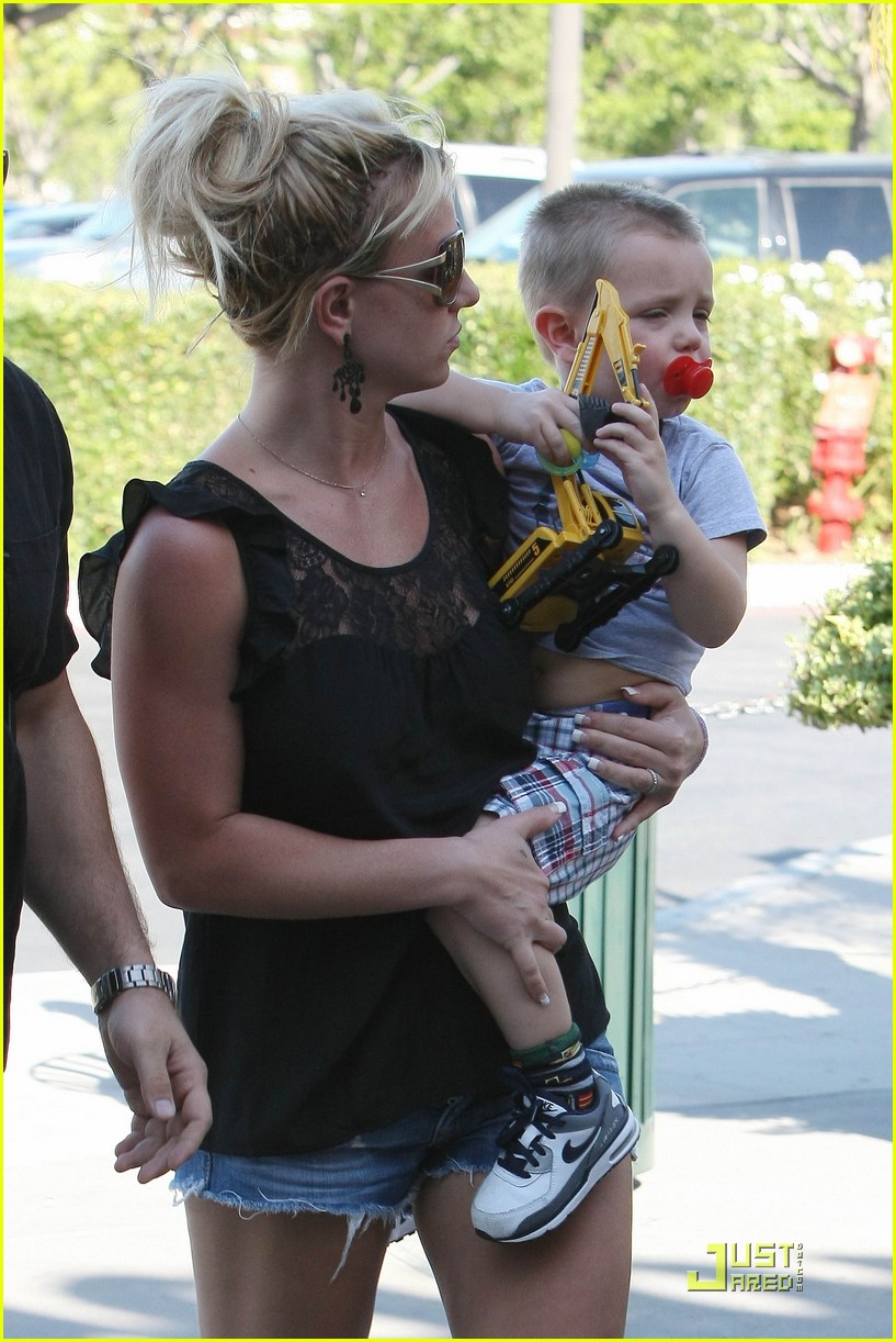 britney spears sons see a movie 04
