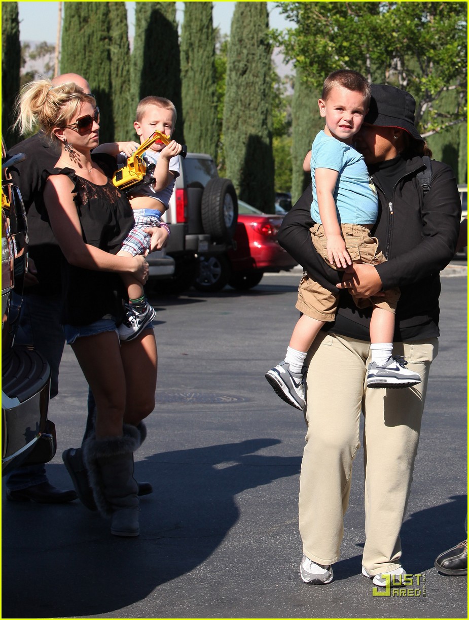 britney spears sons see a movie 102307282