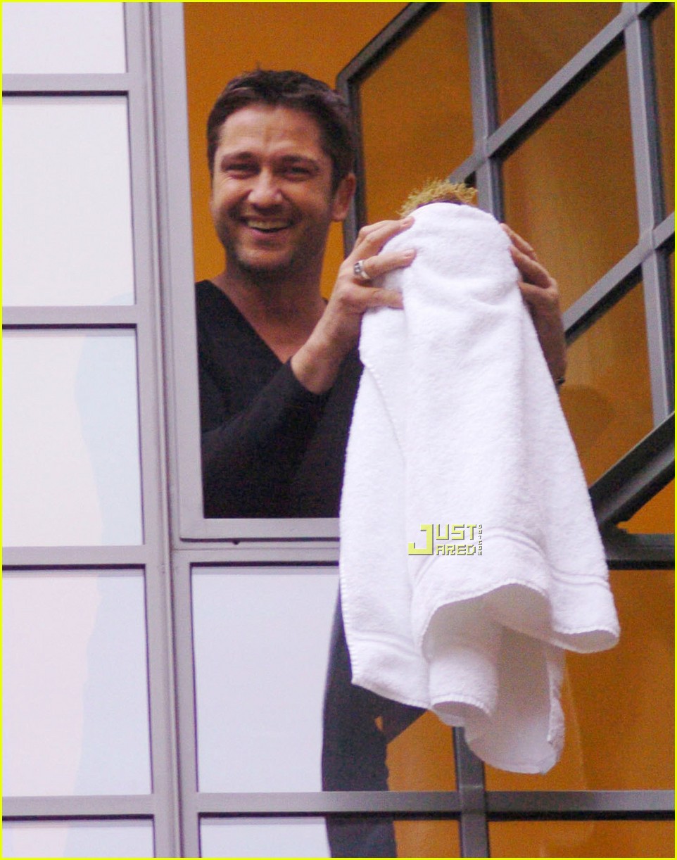 gerard butler michael jackson hanging baby balcony 05