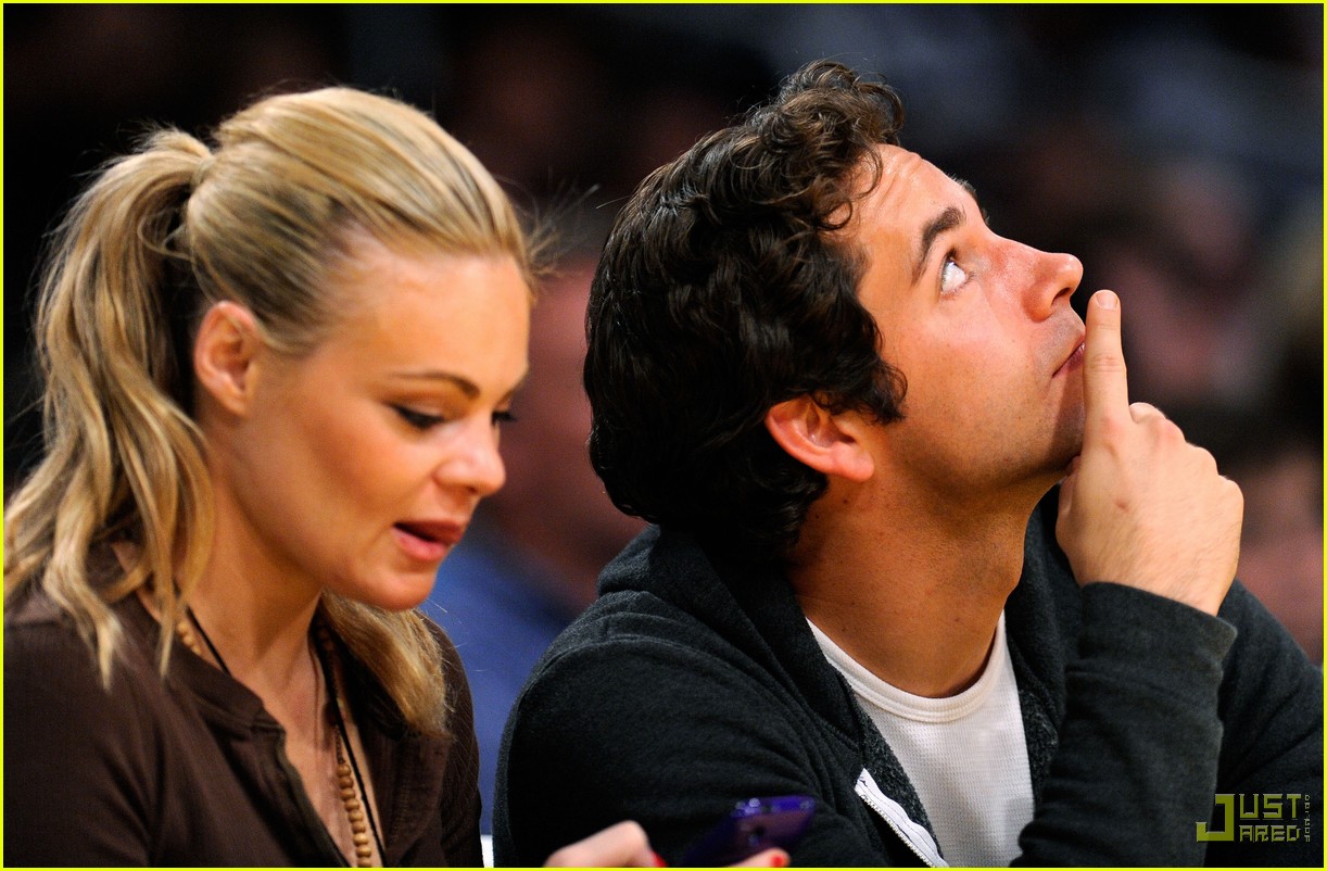 zachary levi caitlin crosby lakers game 052364602