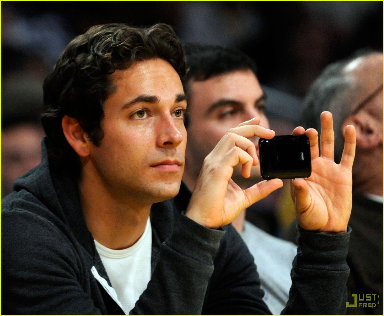 zachary levi caitlin crosby lakers game 062364612