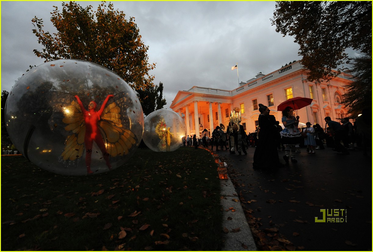 michelle obama trick of treating white house 192326301
