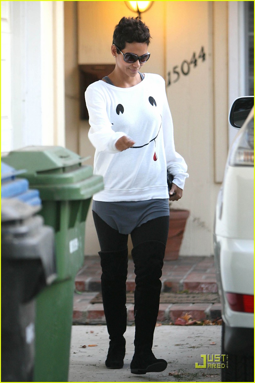 halle berry smiley face with fangs 062395391