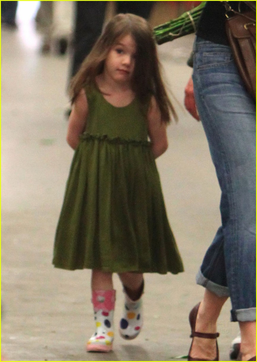 Katie Holmes Christmas Eve Flowers with Suri! Photo 2403992