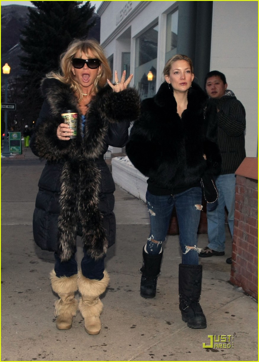 kate hudson goldie hawn bond over a cup of coffee 38
