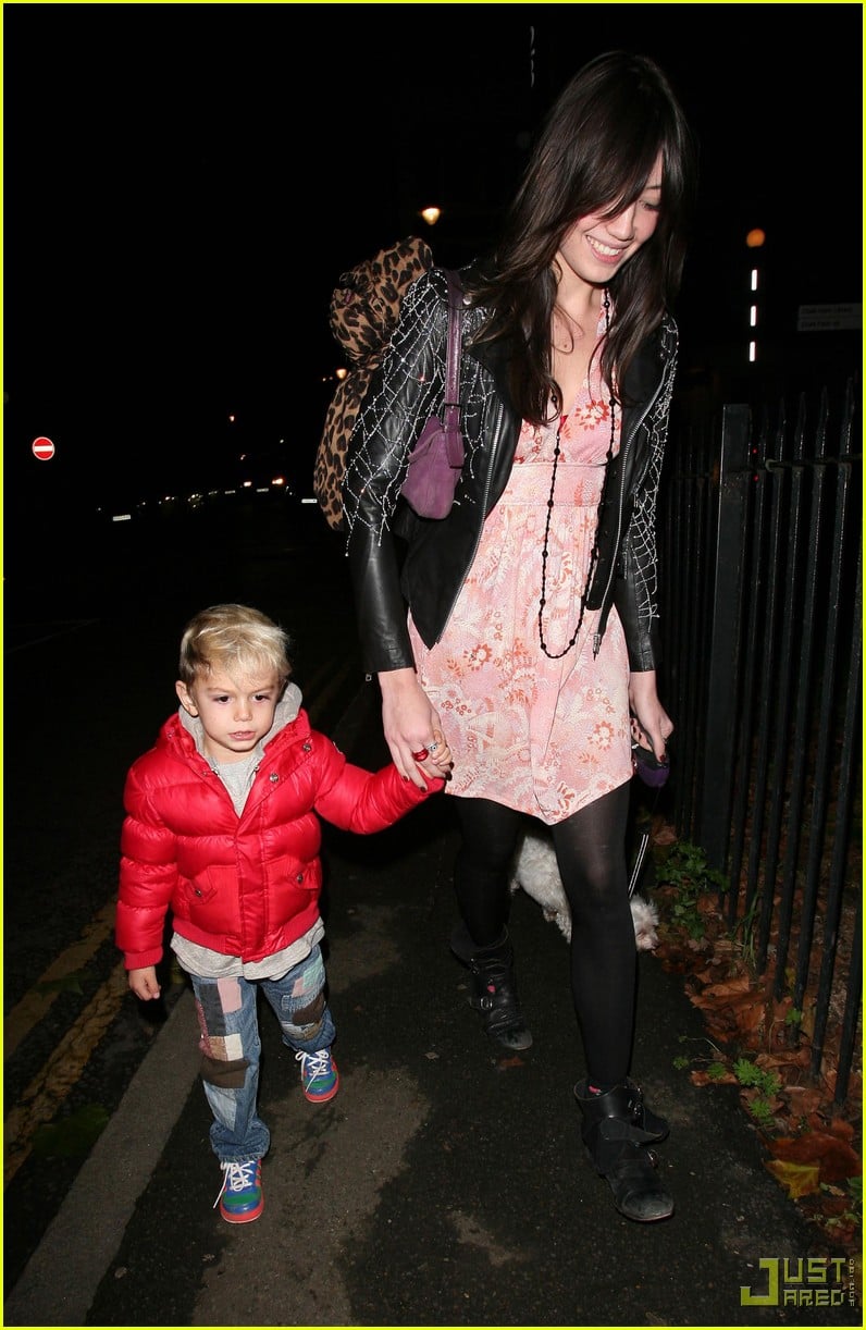 Daisy Lowe & Kingston Rossdale Dog Walking Duo Photo 2401334