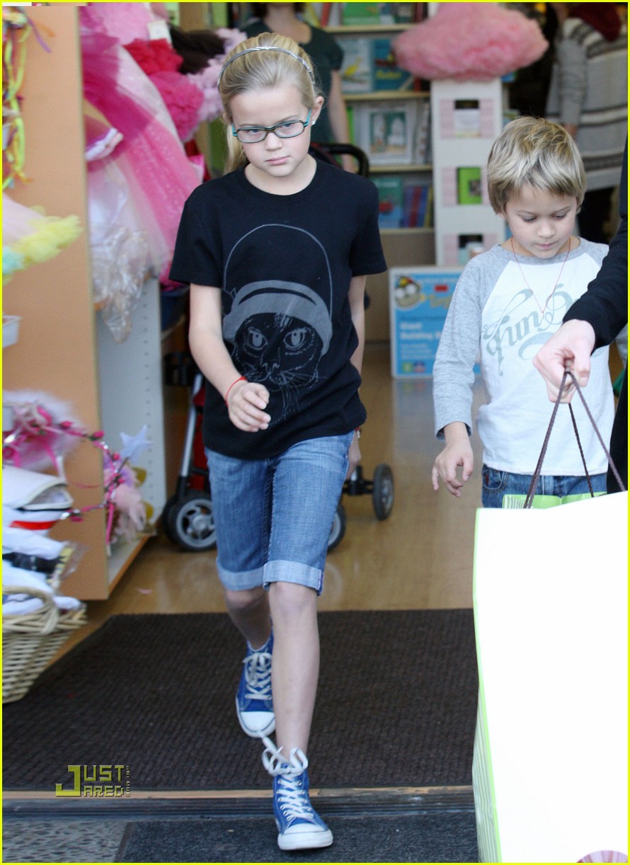 reese witherspoon jenny becs toy store 142402793