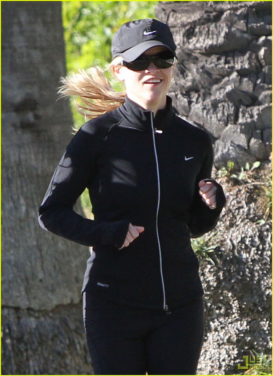 reese witherspoon jogging with friends nike outfit 012402612