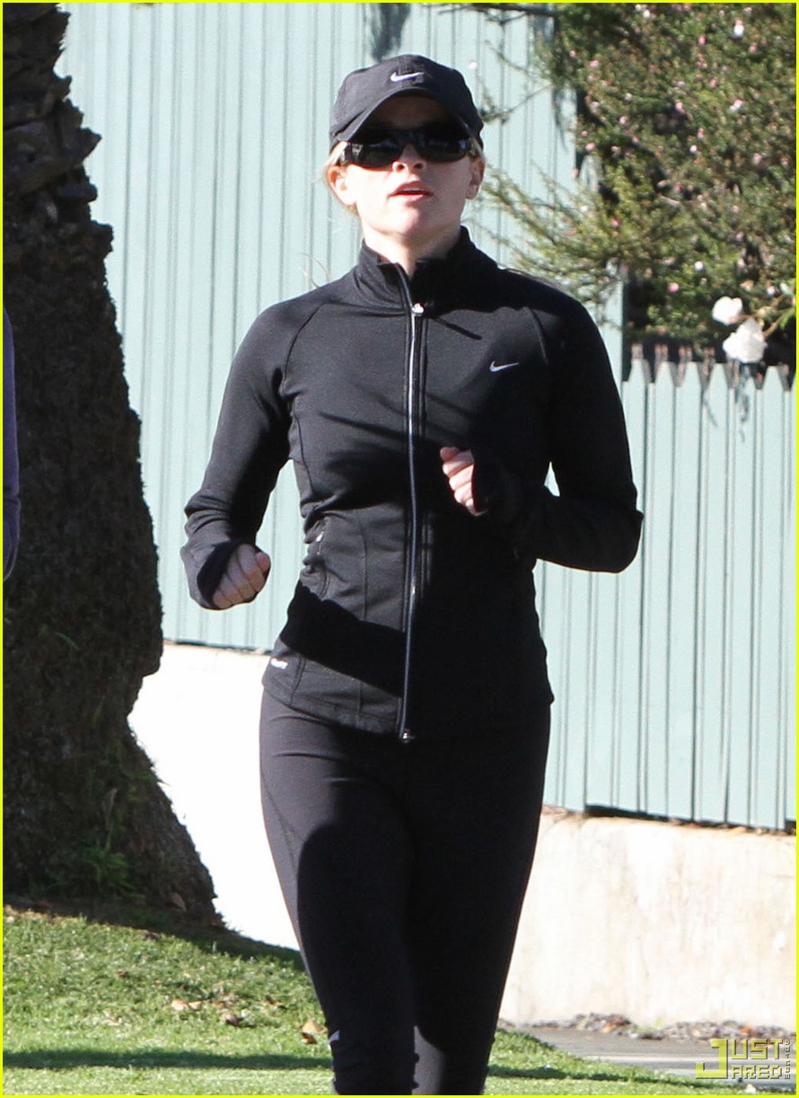 Reese Witherspoon Works Up A Sweat: Photo 2402614