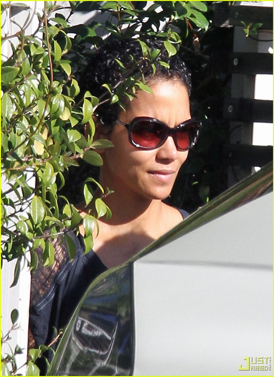 halle berry new short curly hair 012406304