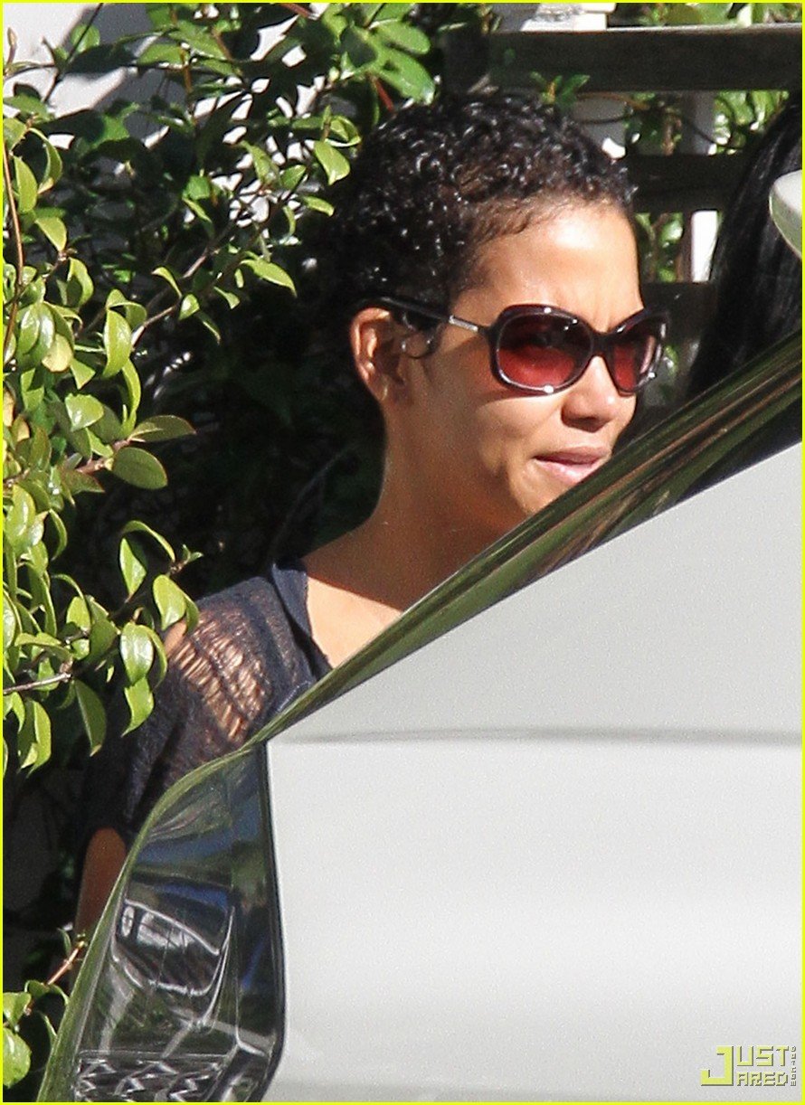 halle berry new short curly hair 032406306