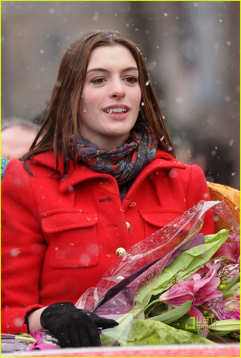 anne hathaway hasty pudding parade 042412224